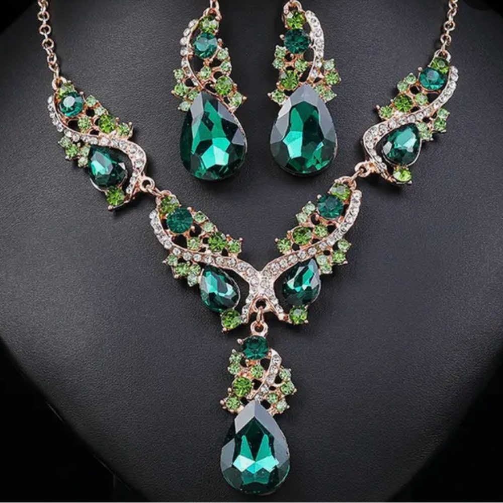 Elegant Green and Gold Jewelry Set